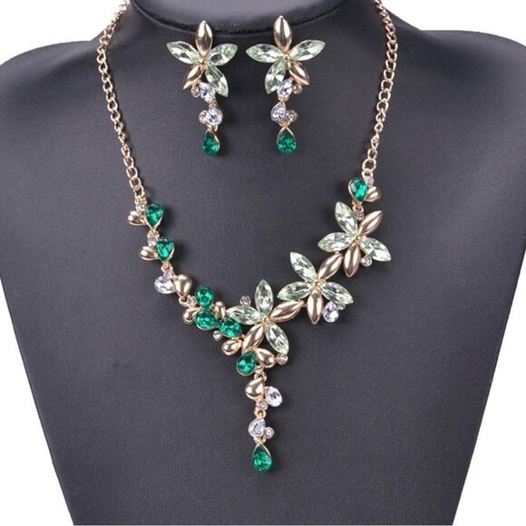 💚 Elegant Green Sparkling Crystal and Gold Floral Necklace and Earring Set 💚 - Picture 1 of 3